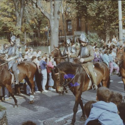 Historisches Foto vom Festumzug der 750-Jahrfeier der Stadt Jena 1986: als Soldaten verkleidete Reiter