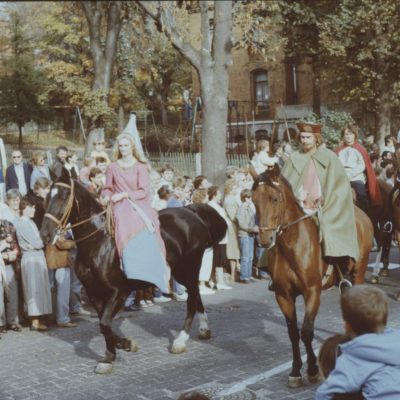 Historisches Foto vom Festumzug der 750-Jahrfeier der Stadt Jena 1986: Reiter:innen mittelalterlich verkleidet