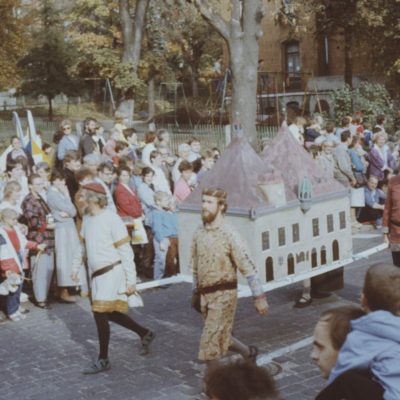 Historisches Foto vom Festumzug der 750-Jahrfeier der Stadt Jena 1986: Modell einer Burg wird von vier Verkleideten getragen
