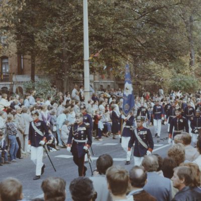 Historisches Foto vom Festumzug der 750-Jahrfeier der Stadt Jena 1986: Soldaten mit Spitzhaube
