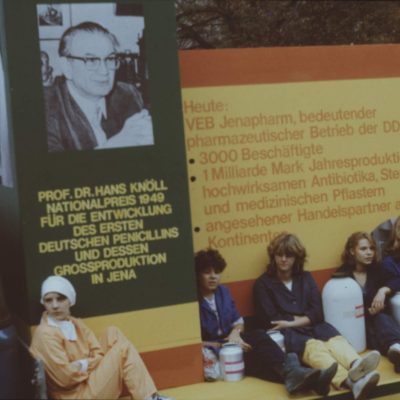 Historisches Foto vom Festumzug der 750-Jahrfeier der Stadt Jena 1986: Umzugswagen des VEB Jenapharm