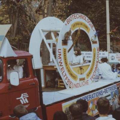 Historisches Foto vom Festumzug der 750-Jahrfeier der Stadt Jena 1986: Umzugswagen für Umweltfreundliche Technologie