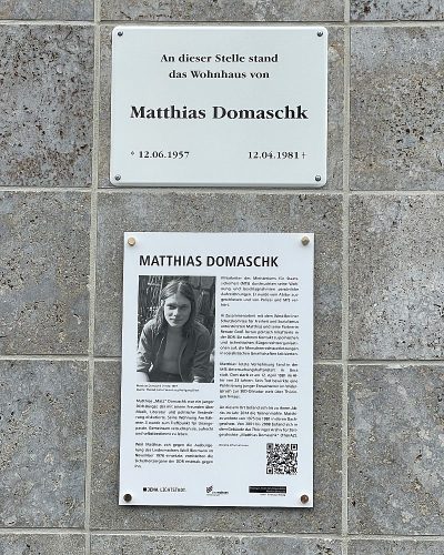 Erinnerungstafel für Matthias Domaschk mit Infotafel