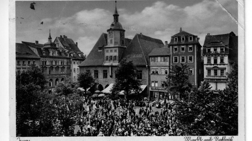 Büro des Verkehrsvereins Jena e. V. am Markt 2, nach 1930. Postkarte