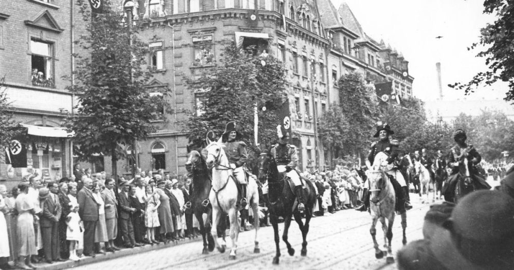 Reitergruppe mit den Figuren Napoleons I., seinem muslimischen Diener und drei Marschällen von Frankreich im Festzug von 1936. Im Hintergrund folgten ihnen „die Lützower Jäger“ auf dem Fuße
