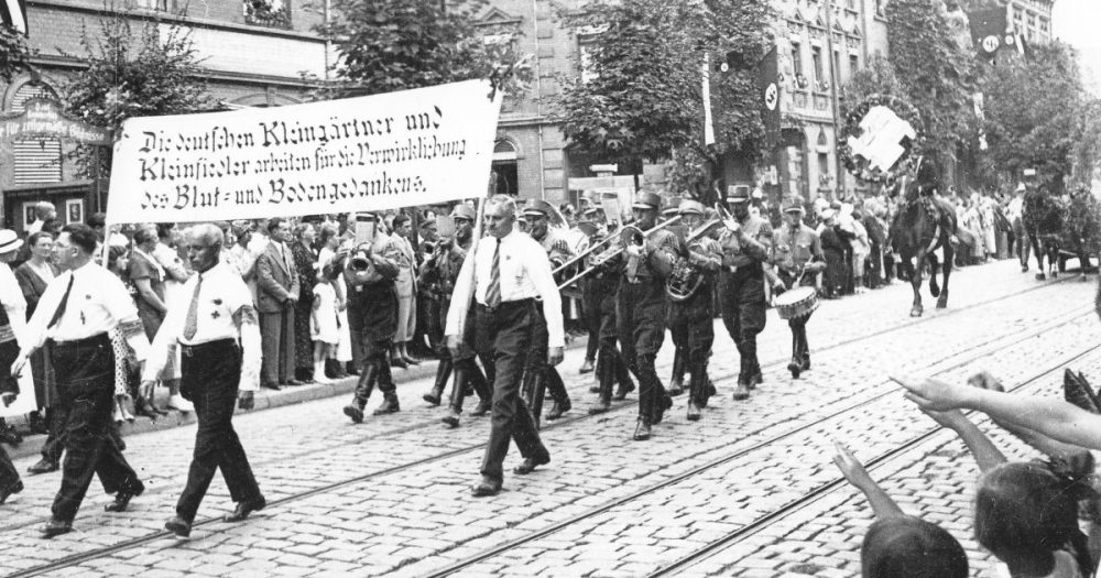 Die Berufung auf „Blut und Boden“ als Bekenntnis zum Nationalsozialismus prangte auf einem Spruchband des Verbandes der Kleingärtner und Kleinsiedler