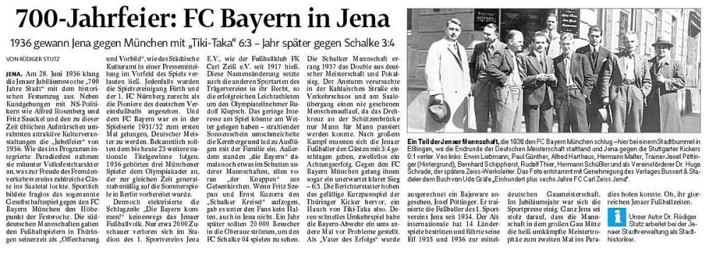 Ein Teil der Fußballelf des 1. Sportvereins Jena, die 1936 den FC Bayern München besiegte. Im Hintergrund Trainer Josef Pöttinger, rechts mit Hut Dr. Hugo Schrade