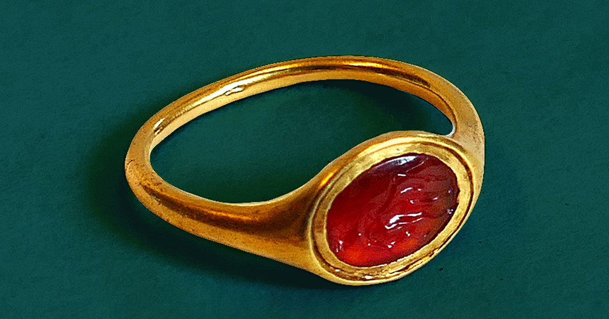 Goldring mit rotem Schmuckstein, um 1600, auf grünem Grund