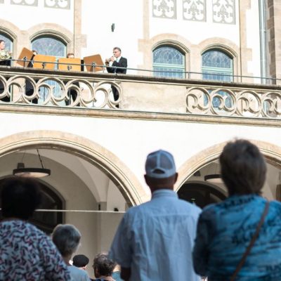 Musiker der Jenaer Philharmonie spielen auf dem Balkon beim Tag der offenen Tür im Volkshaus Jena