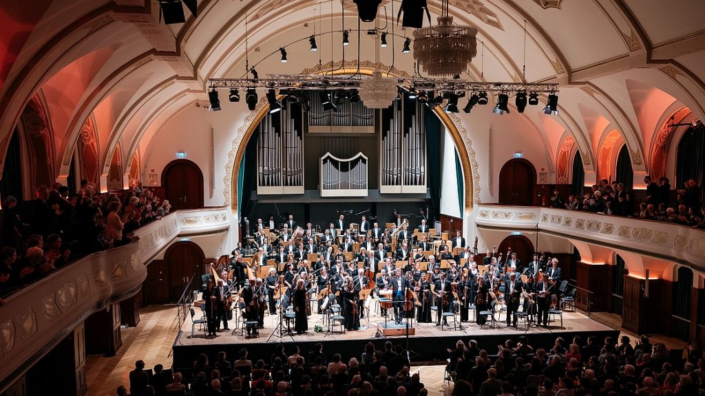 Die Jenaer Philharmonie spielt vor voll besetzten Rängen im Volkshaus Jena