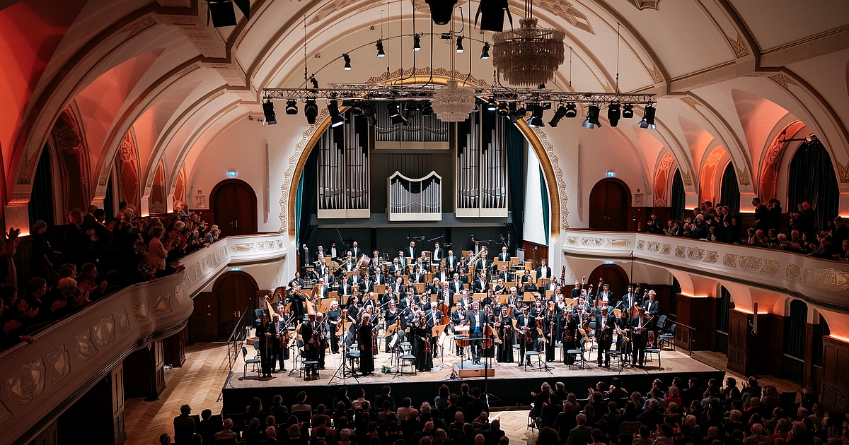 Die Jenaer Philharmonie spielt vor voll besetzten Rängen im Volkshaus Jena