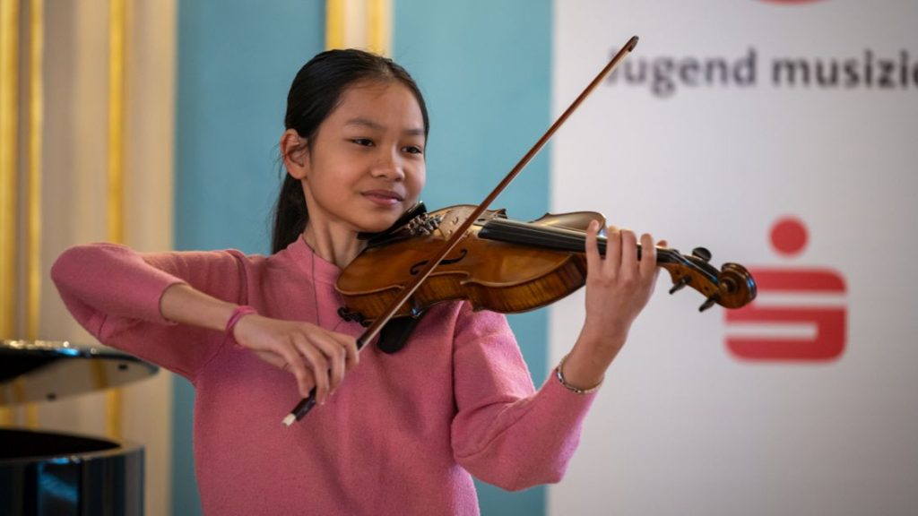 Junges Mädchen spielt Geige