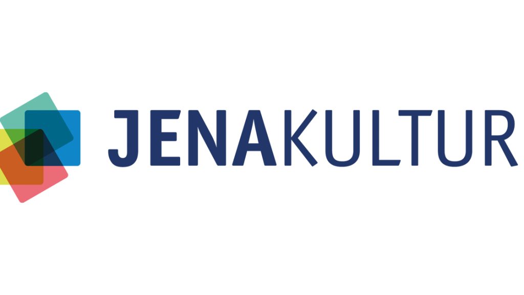 Das JenaKultur-Logo seit dem 01.01.2024: Blaue Schrift "JENAKULTUR.", davor vier bunte gefächerte Quadrate