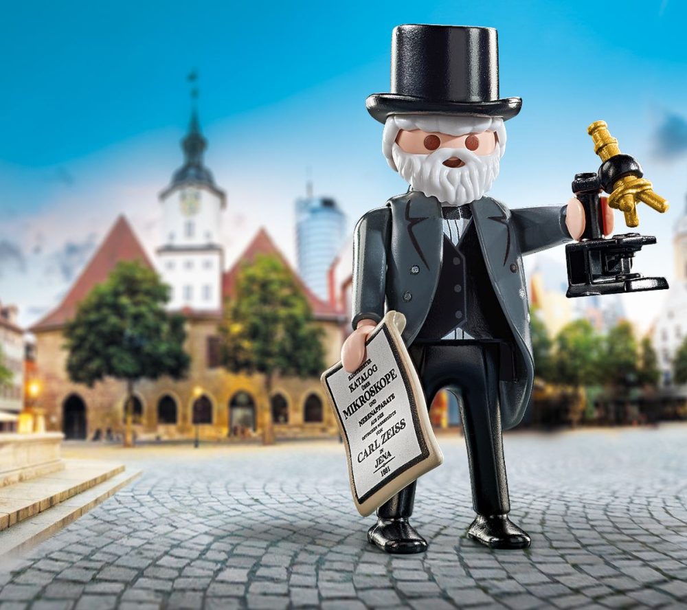 Der Playmobil-Zeiss vor der Kulisse des historischen Rathauses Jena