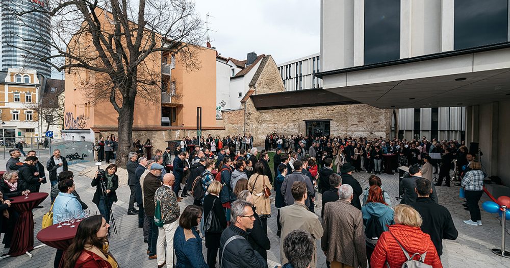 Eröffnung des Neubaus der Ernst-Abbe-Bücherei Jena: Besuchermenge vor dem Gebäude