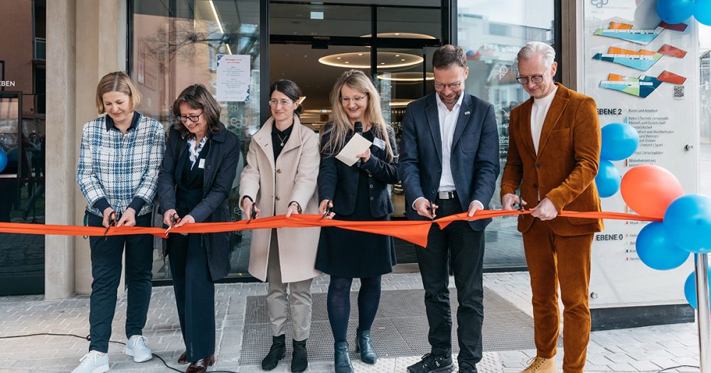 Eröffnung des Neubaus der Ernst-Abbe-Bücherei Jena: Katja Müller, Doris Kohl, Barbara Schönig, Beate Wachenbrunner, Oberbürgermeister Dr. Thomas Nitzsche, Olaf Schroth durschneiden ein rotes Band vor dem Eingang