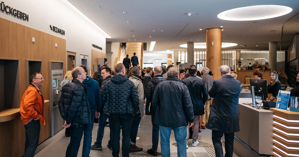 Eröffnung des Neubaus der Ernst-Abbe-Bücherei Jena: Besucher:innen im Eingangsbereich vor der Anmeldung