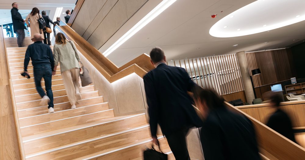 Eröffnung des Neubaus der Ernst-Abbe-Bücherei Jena: Besucher:innen gehen die Treppe hinauf