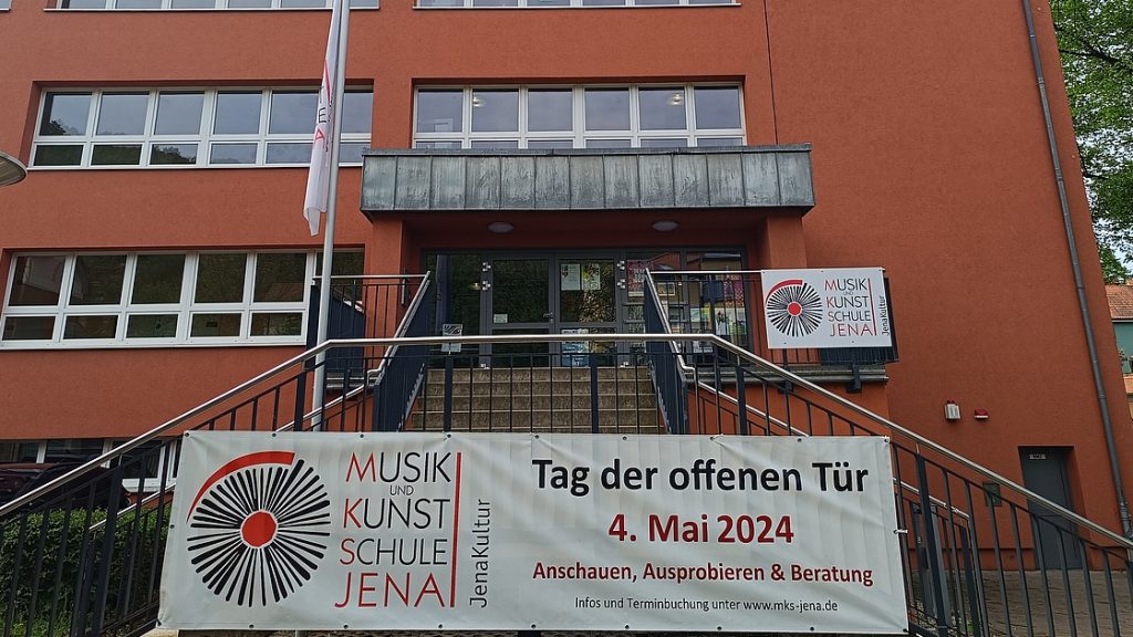 Blick auf das MKS Jena Hauptgebäude in der Ziegenhainer Straße 52 mit Banner Tag der offenen Tür 2024