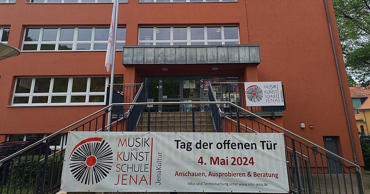 Blick auf das MKS Jena Hauptgebäude in der Ziegenhainer Straße 52 mit Banner Tag der offenen Tür 2024