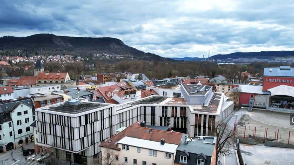 Blick von oben auf den Neubau am Engelplatz Jena: Der Bürgerservice und die EAB in einem Gebäude