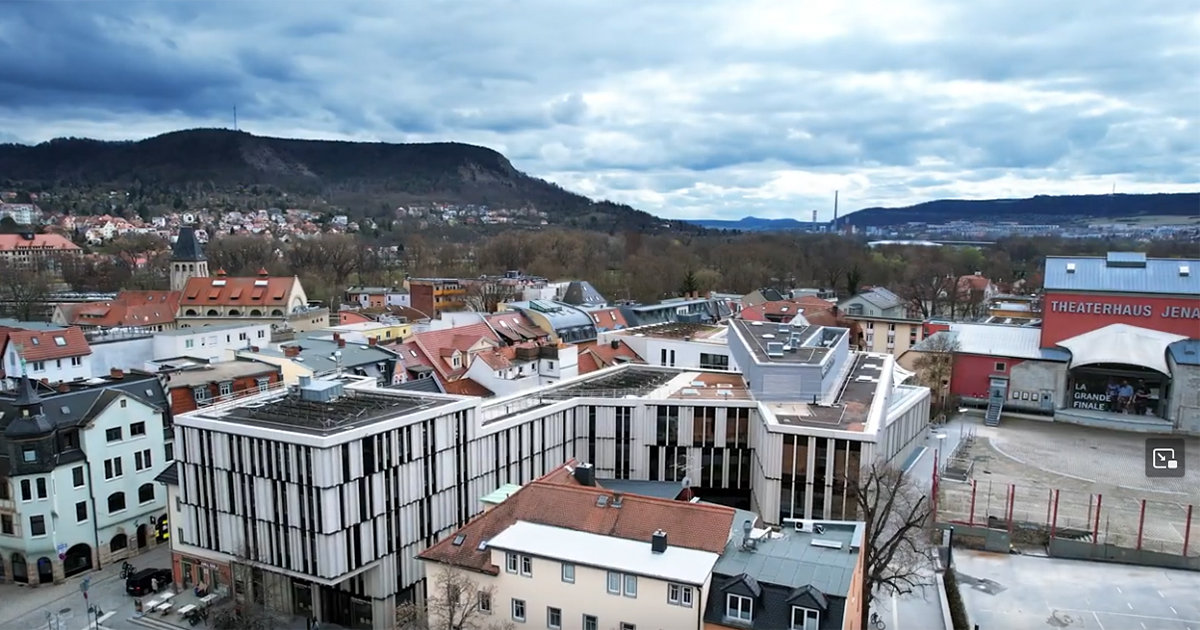 Blick von oben auf den Neubau am Engelplatz Jena: Der Bürgerservice und die EAB in einem Gebäude