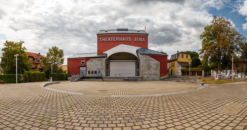 Der Theatervorplatz in Jena mit Bühne und Eisernem Vorhang des Theaterhauses