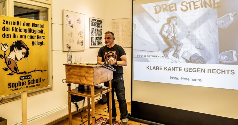 Nils Oskamp bei der Eröffnung der Graphic Novel-Ausstellung "Drei Steine"