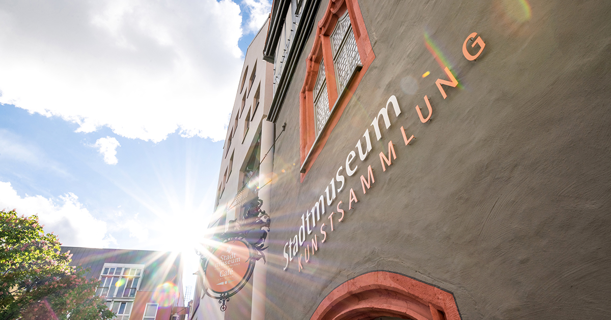 Lihctreflexion hinter dem Gebäude der "Göhre" auf dem Marktplatz Jena mt Stadtmuseum und Kunstsammlung Jena