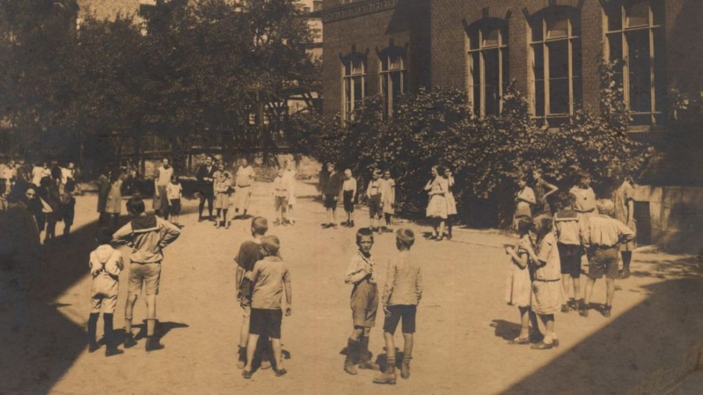 Historisches Foto von spielenden Kindern auf einem Schulhof in Jena