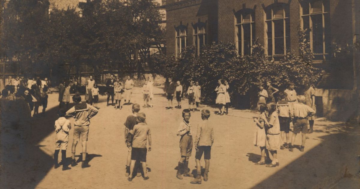 Historisches Foto von spielenden Kindern auf einem Schulhof in Jena