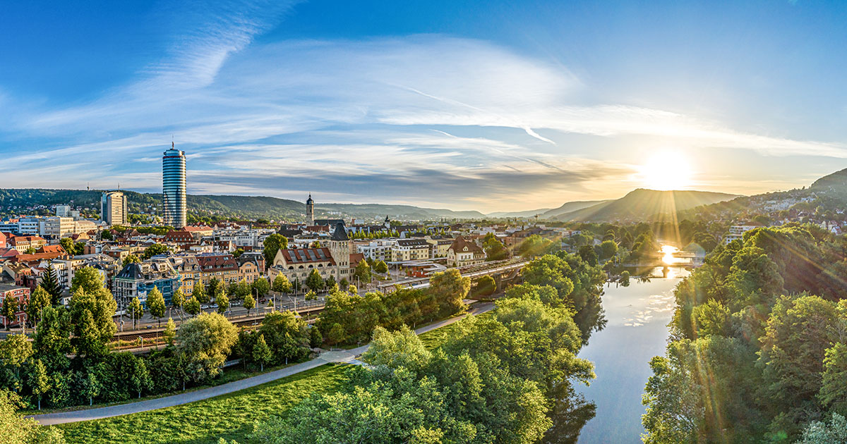 Luftaufnahme vom Saaletal und von der Jenaer Innenstadt bei Sonnenaufgang über den Jenzig