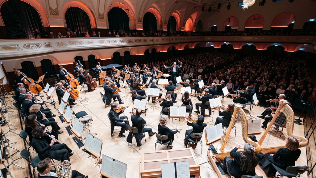 Orchester der Jenaer Philharmonie spielt im Volkshaus Jena vor Publikum