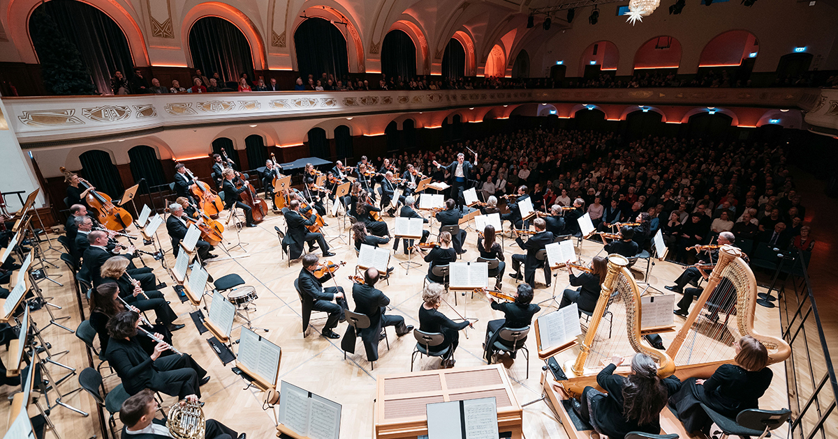 Orchester der Jenaer Philharmonie spielt im Volkshaus Jena vor Publikum