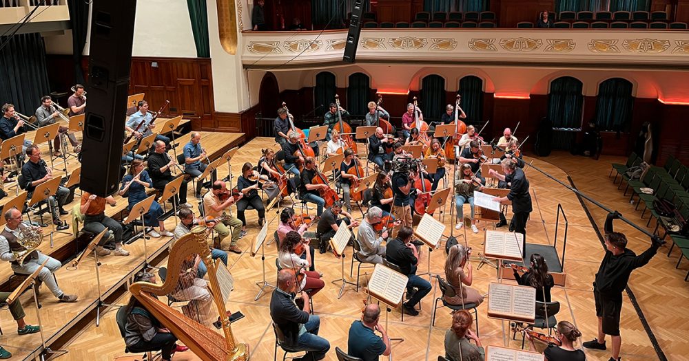 Die Jenaer Philharmonie wird bei der Probe gefilmt, Stefan Kurt spielt den Dirigenten