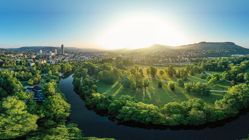 Blick auf den Jenaer Paradiespark mit Saale, Stadtzentrum und Kernbergen im Hintergrund