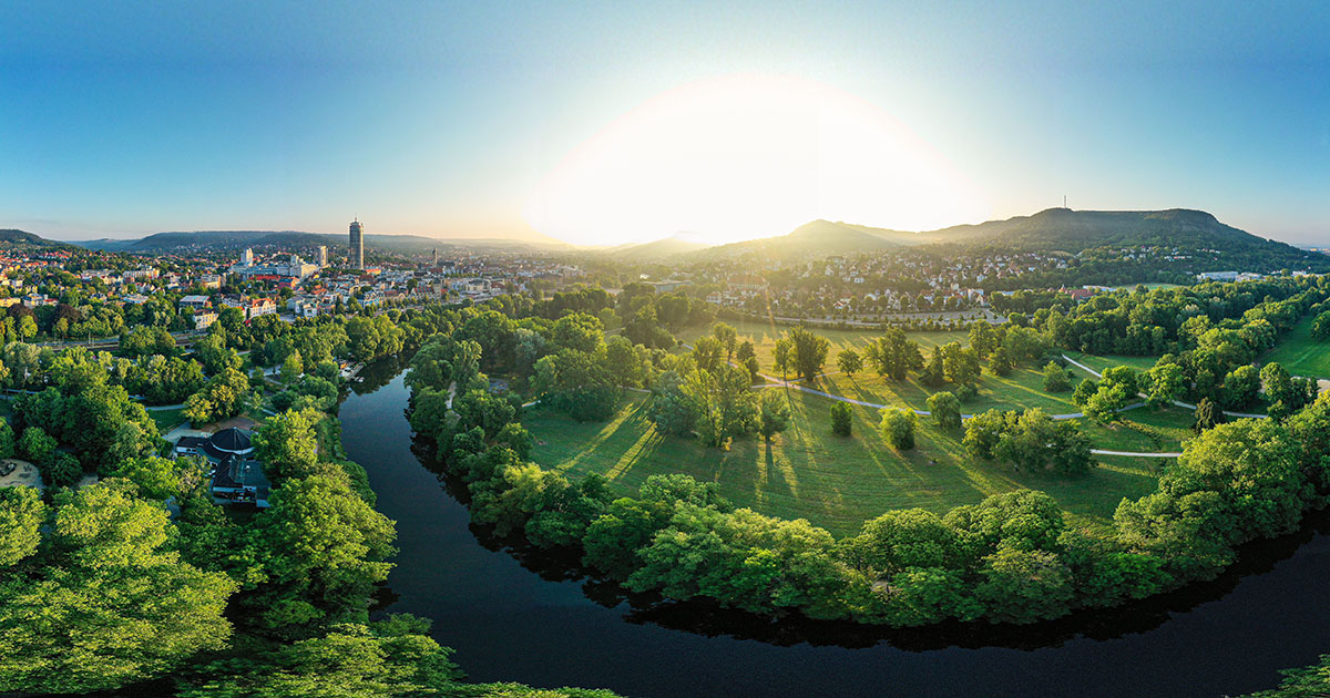 Blick auf den Jenaer Paradiespark mit Saale, Stadtzentrum und Kernbergen im Hintergrund