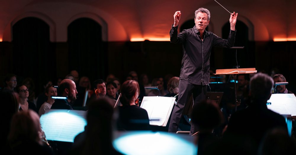 Simon Gaudenz dirigiert beim 360° Grad-Konzert der Jenaer Philharmonie