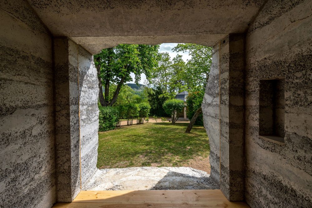 Blick aus der Gartenskulptur Folly in den Gartend der Villa Rosenthal