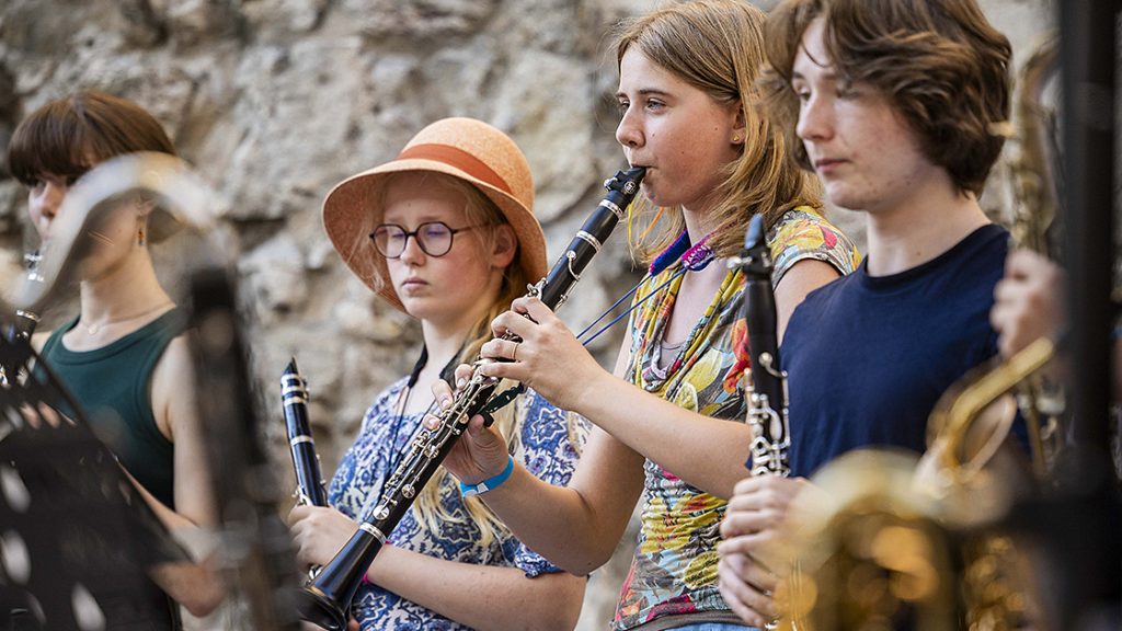 Gruppenbild, Schüler:innen der MKS Jena bei einem Auftritt