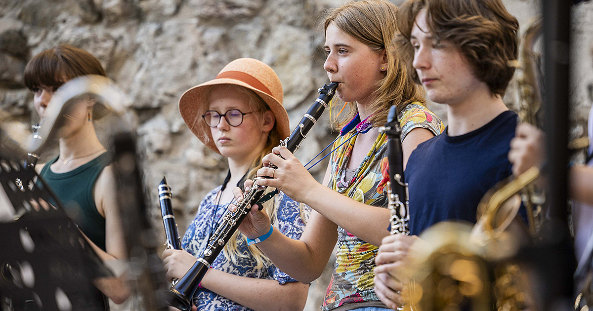 Gruppenbild, Schüler:innen der MKS Jena bei einem Auftritt