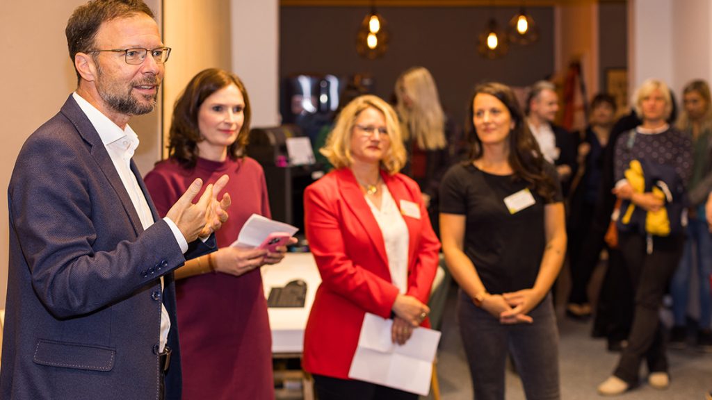 Jenaer Oberbürgermeister Dr. Thomas Nitzsche, Dorothea Prell (Smart City), Dr. Angela Anding (vhs-Leitung) und Sandra Laue (ProbierLaden/vhs Jena) bei der Eröffnung des ProbierLadens Jena