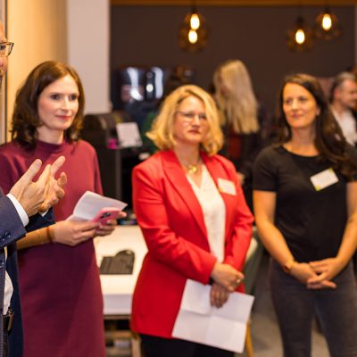 Jenaer Oberbürgermeister Dr. Thomas Nitzsche, Dorothea Prell (Smart City), Dr. Angela Anding (vhs-Leitung) und Sandra Laue (ProbierLaden/vhs Jena) bei der Eröffnung des ProbierLadens Jena