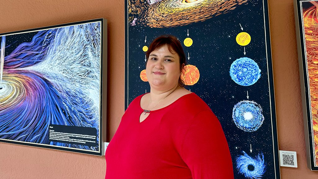 Josephine Liesegang im Zeiss-Planetarium Jena vor eine Bilderwand