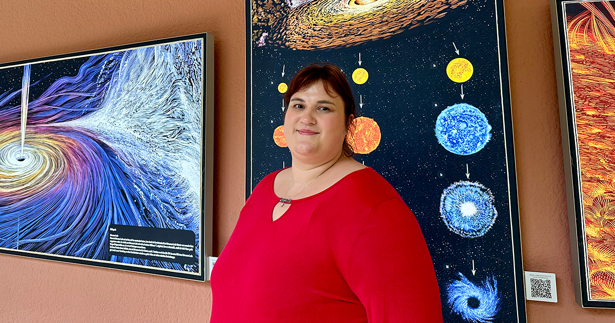 Josephine Liesegang im Zeiss-Planetarium Jena vor eine Bilderwand