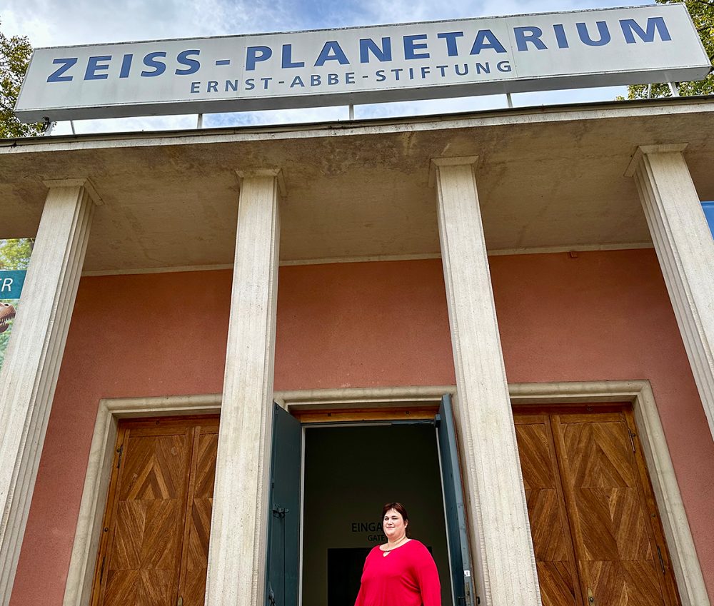 Josephine Liesegang vor dem Zeiss-Planetarium Jena