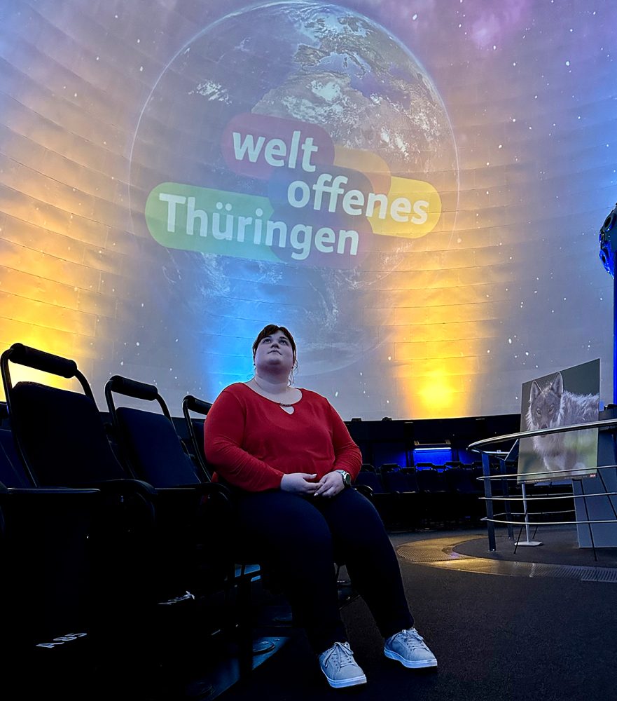 Josephine Liesegang in der Kuppel des Zeiss-Planetariums Jena