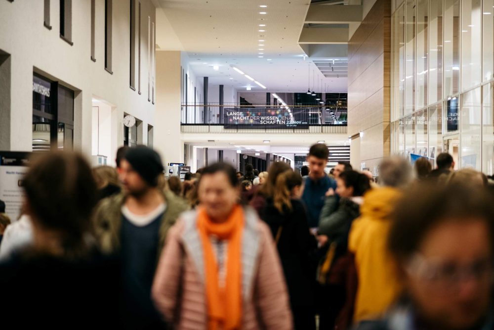 Menschenmassen strömen zur Langen Nacht der Wissenschaften Jena