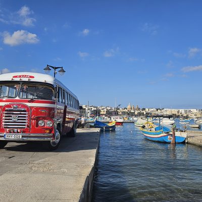 ein Oldtimer-Bus in Malta direkt am Meer