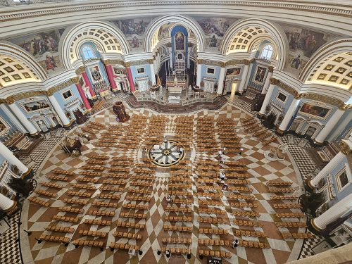 Blick in eine runde Kirche, einen Dom, in Malta: Rotunda von Mosta